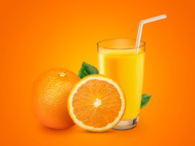 Vaso de 100 jugo de naranja con pulpa y frutas en rodajas sobre fondo naranja