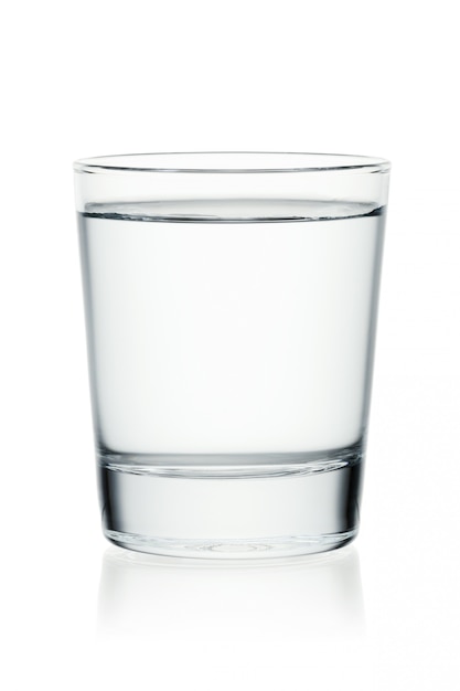 Vaso de agua aislado en blanco