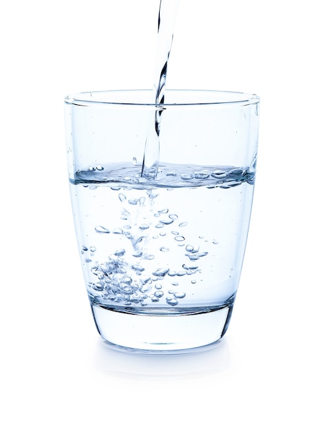 Vaso de agua aislado en blanco