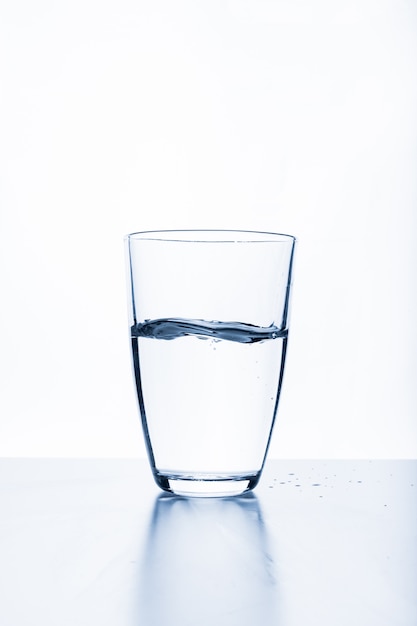 Vaso de agua aislado en blanco