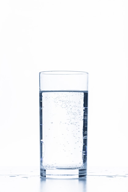 Vaso de agua aislado en blanco