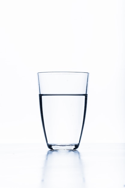 Vaso de agua aislado en blanco