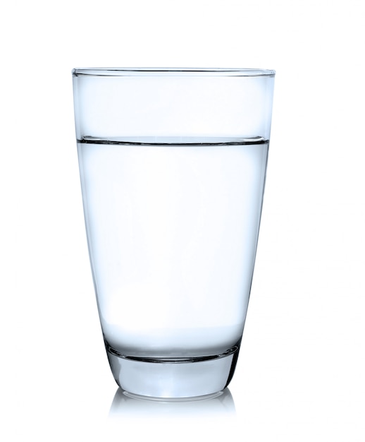 Vaso de agua aislado sobre fondo blanco.