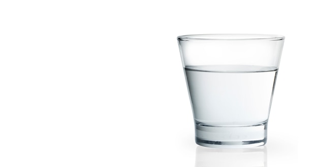 Vaso de agua aislado