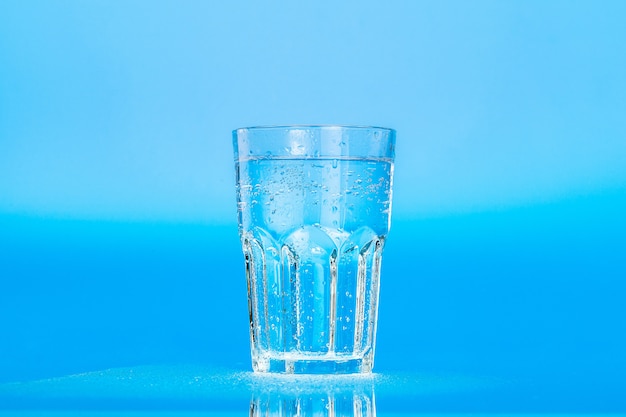 Vaso de agua en azul