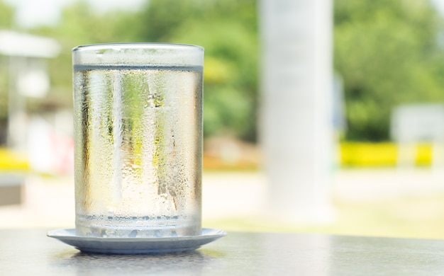 Foto un vaso de agua de bebida.