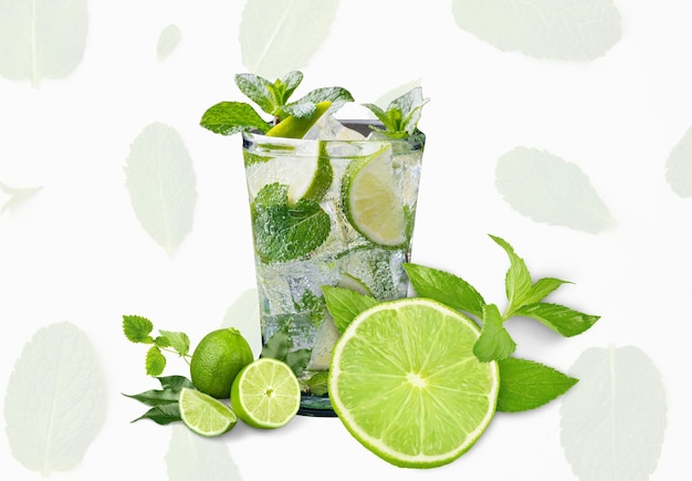 Un vaso de agua de cal con rebanadas de limón y hojas de menta frescas para adornar