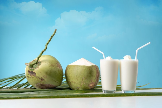 Un vaso de agua de coco dulce fragancia de coco