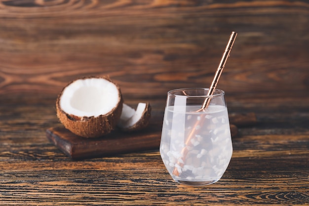 Vaso de agua de coco fresca en la mesa