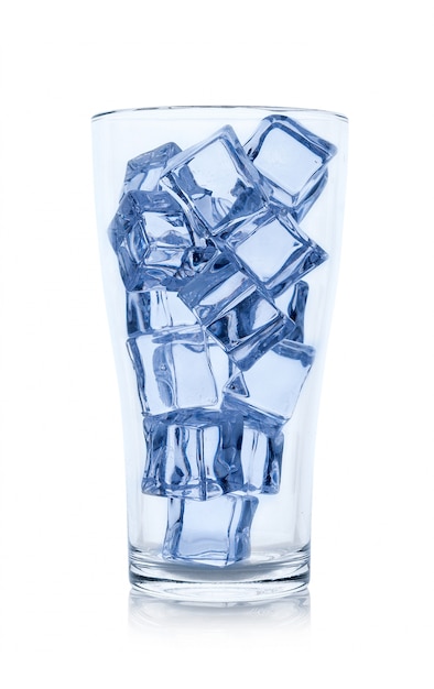 Vaso de agua con cubitos de hielo aislados