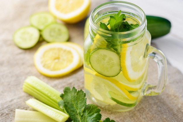 Vaso de agua detox con limón, pepino y apio.