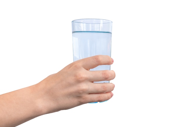 Vaso de agua dulce en la mano aislado sobre un fondo blanco.