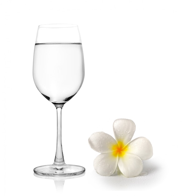 Vaso de agua y flores tropicales frangipani (plumeria)