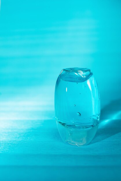 Foto un vaso de agua en un fondo azul.