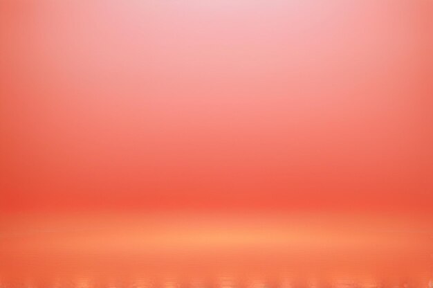 un vaso de agua con un fondo rojo