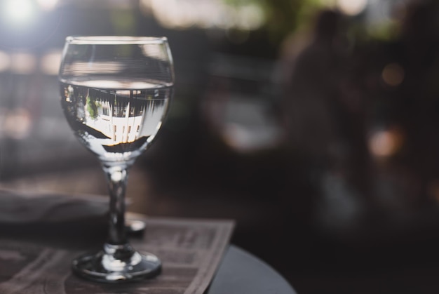 Un vaso de agua fresca en un café.