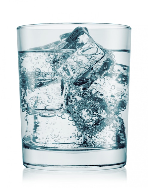 Vaso de agua fría con gas.