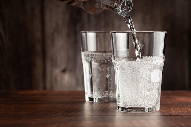 Vaso de agua fría con gas