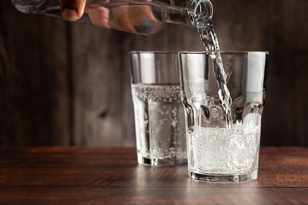 Vaso de agua fría con gas