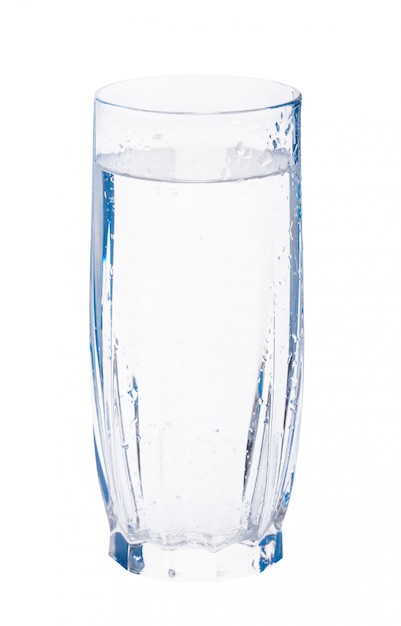 Vaso de agua con gas con gotas de agua en la superficie de vidrio