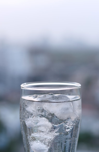 Vaso de agua helada con fondo borroso