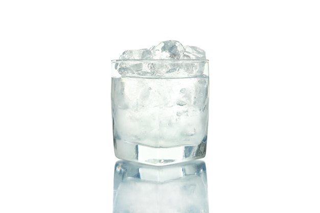 Vaso de agua con hielo aislado sobre fondo blanco.