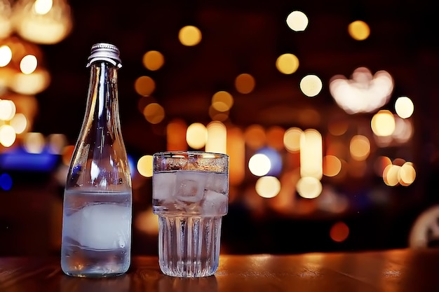 vaso de agua con hielo en el restaurante / agua clara fría en un vaso con trozos de hielo