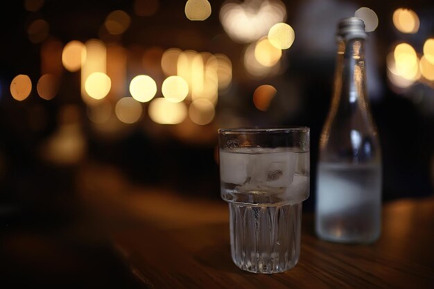 vaso de agua con hielo en el restaurante / agua clara fría en un vaso con trozos de hielo