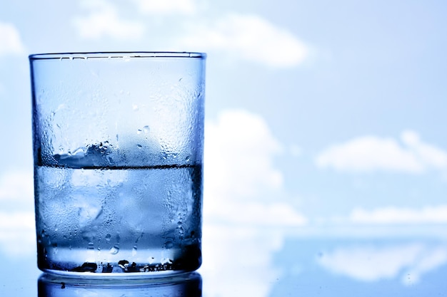 Vaso de agua con hielo