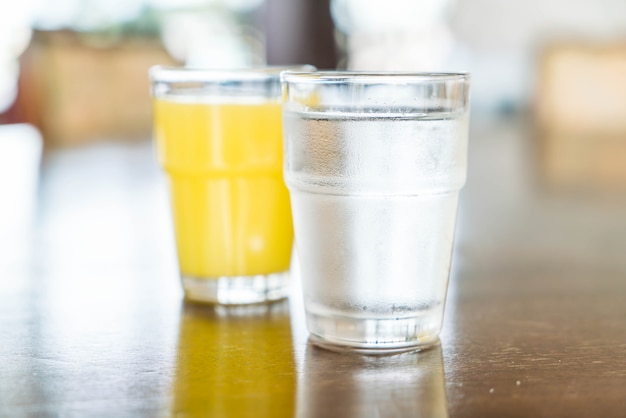 vaso de agua con jugo de piña