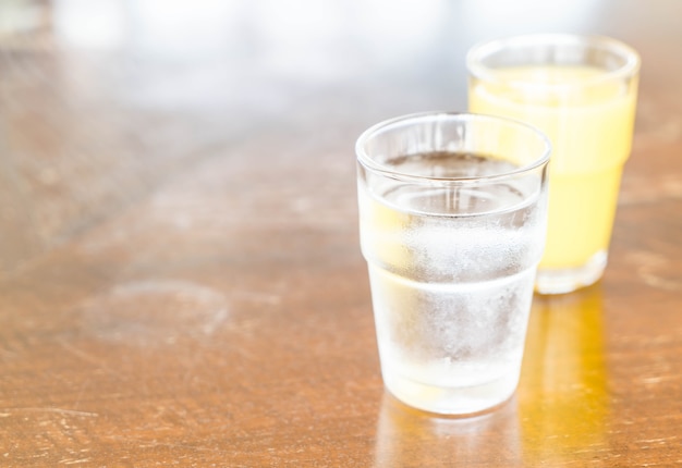 vaso de agua con jugo de piña