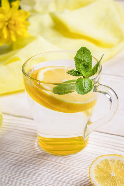 Vaso de agua con limón y menta.