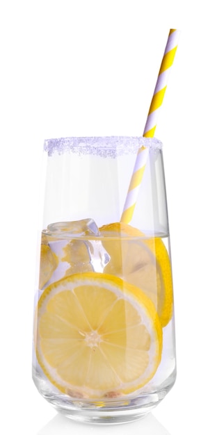 Vaso de agua con limón sobre fondo blanco aislado