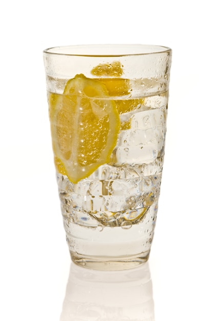 vaso de agua con limon