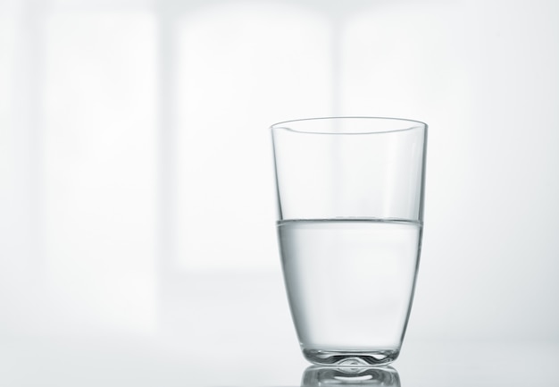 Un vaso de agua limpia en la mesa.