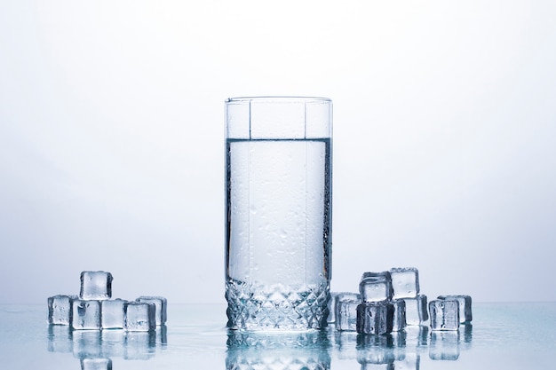 Foto un vaso de agua limpia y refrescante y cubitos de hielo. los