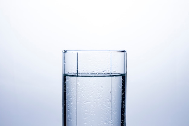 Foto un vaso de agua limpia y refrescante. los