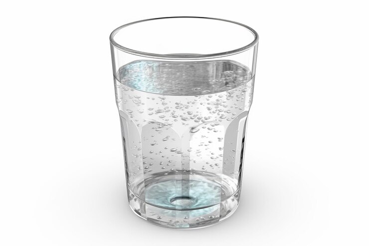 un vaso de agua con un líquido azul en él