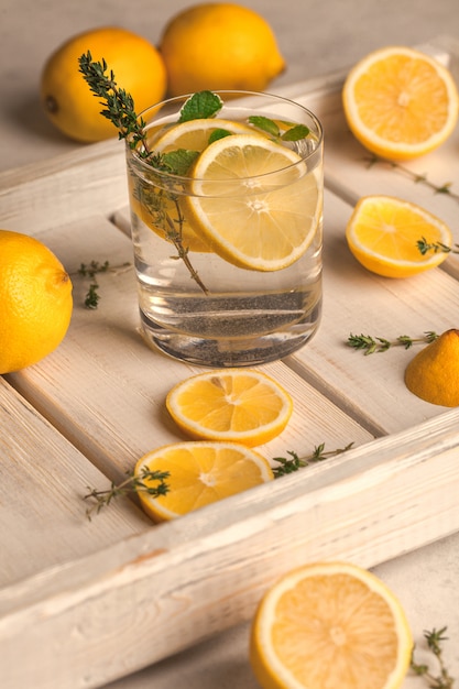 Vaso de agua con menta y limón