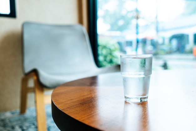 vaso de agua en la mesa de madera