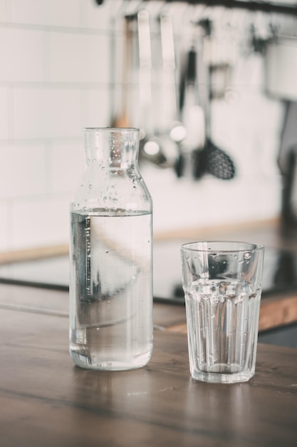 Un vaso de agua en la mesa.