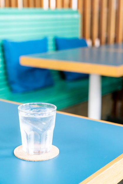 vaso de agua en la mesa