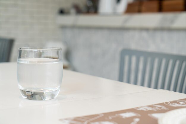 un vaso de agua en la mesa