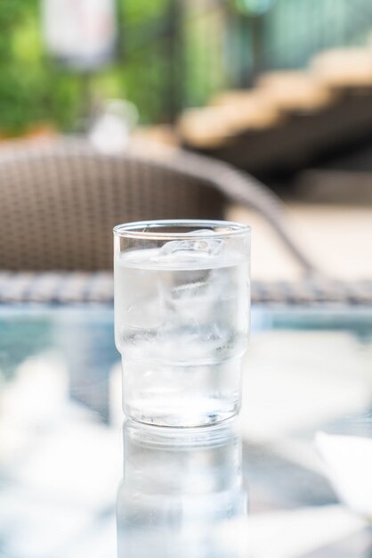 un vaso de agua en la mesa