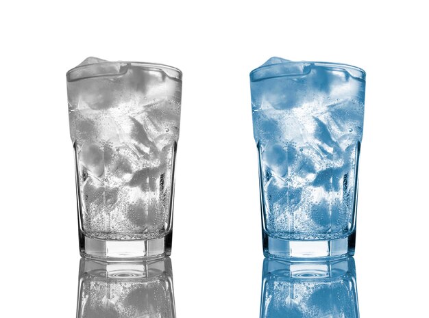 Vaso de agua mineral con hielo