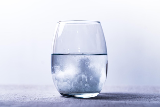 Un vaso de agua con una nube de agua dentro