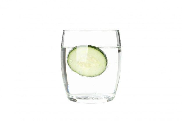 Vaso con agua de pepino infundido aislado sobre fondo blanco.