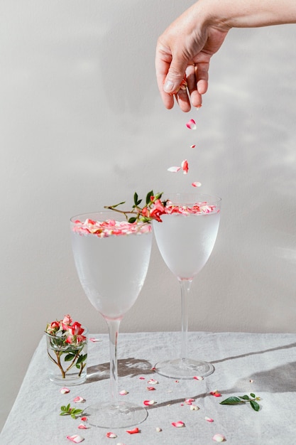 Vaso de agua con pétalos de flores