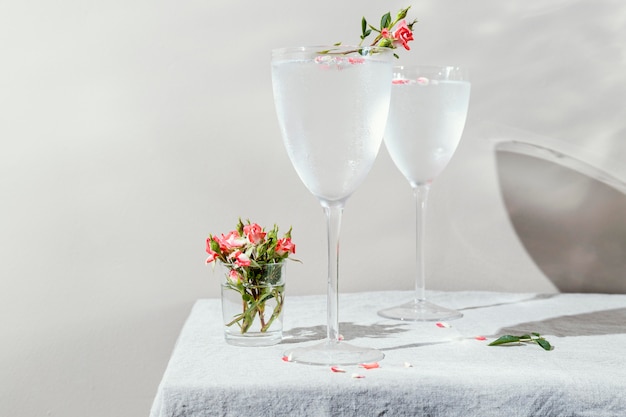 Vaso de agua con pétalos de flores