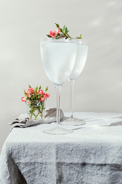 Vaso de agua con pétalos de flores